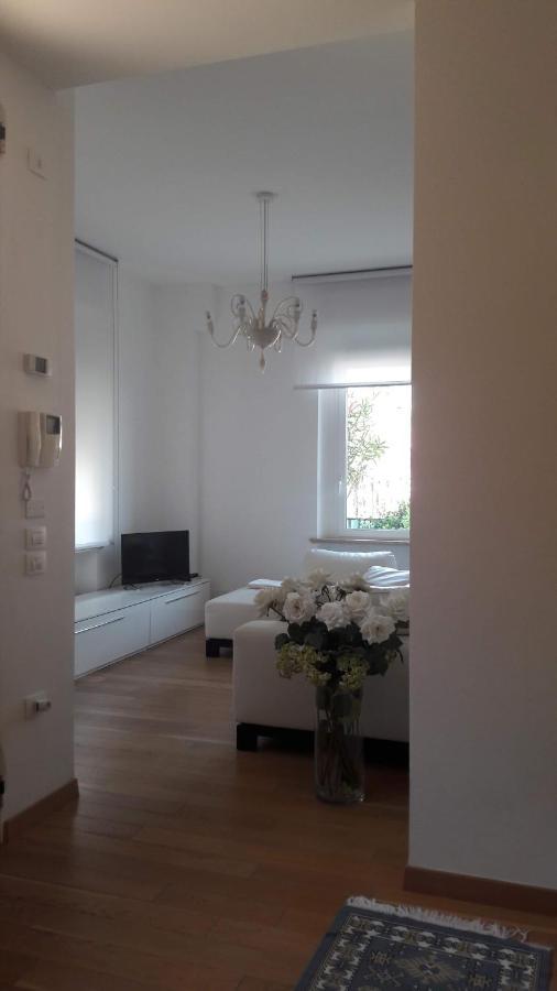 Appartamento In Villa Pesaro Luaran gambar