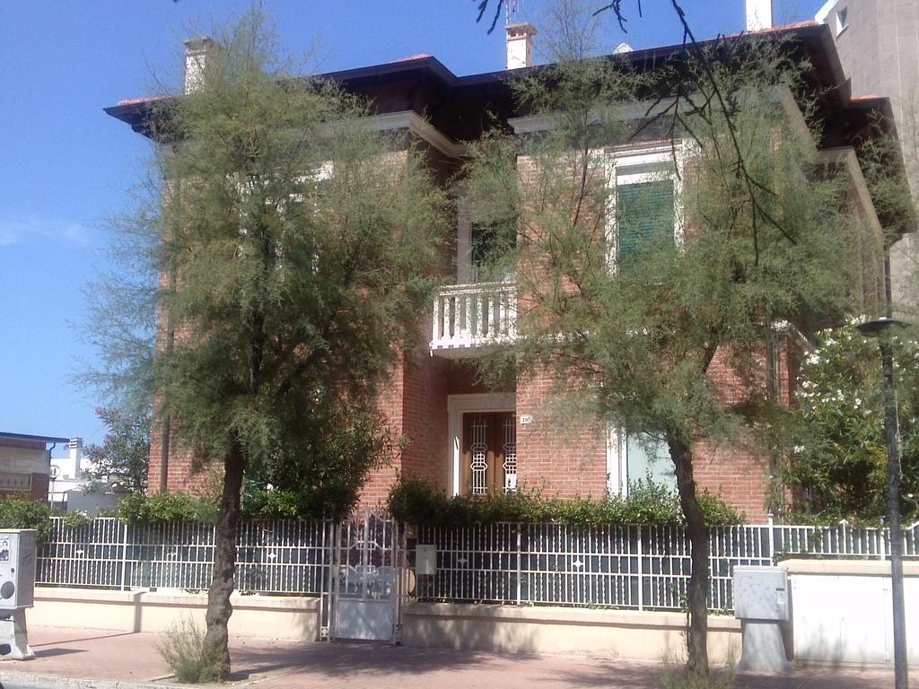 Appartamento In Villa Pesaro Luaran gambar