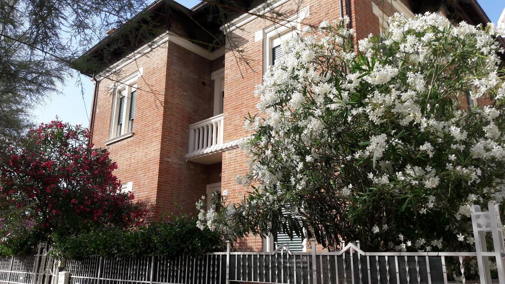 Appartamento In Villa Pesaro Luaran gambar